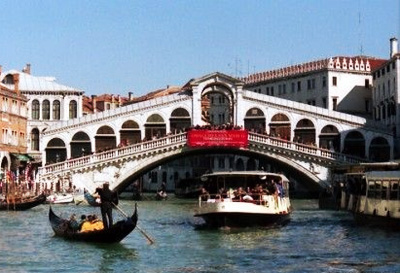 里亚托桥（Rialto Bridge）