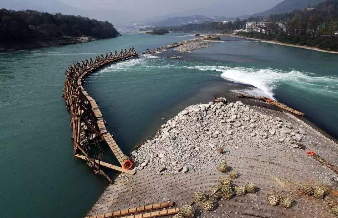 都江堰鱼嘴分水坝