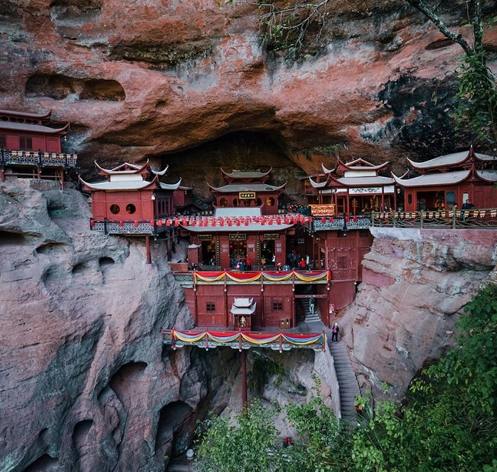 悬空在悬崖边的寺庙!惊险的美丽