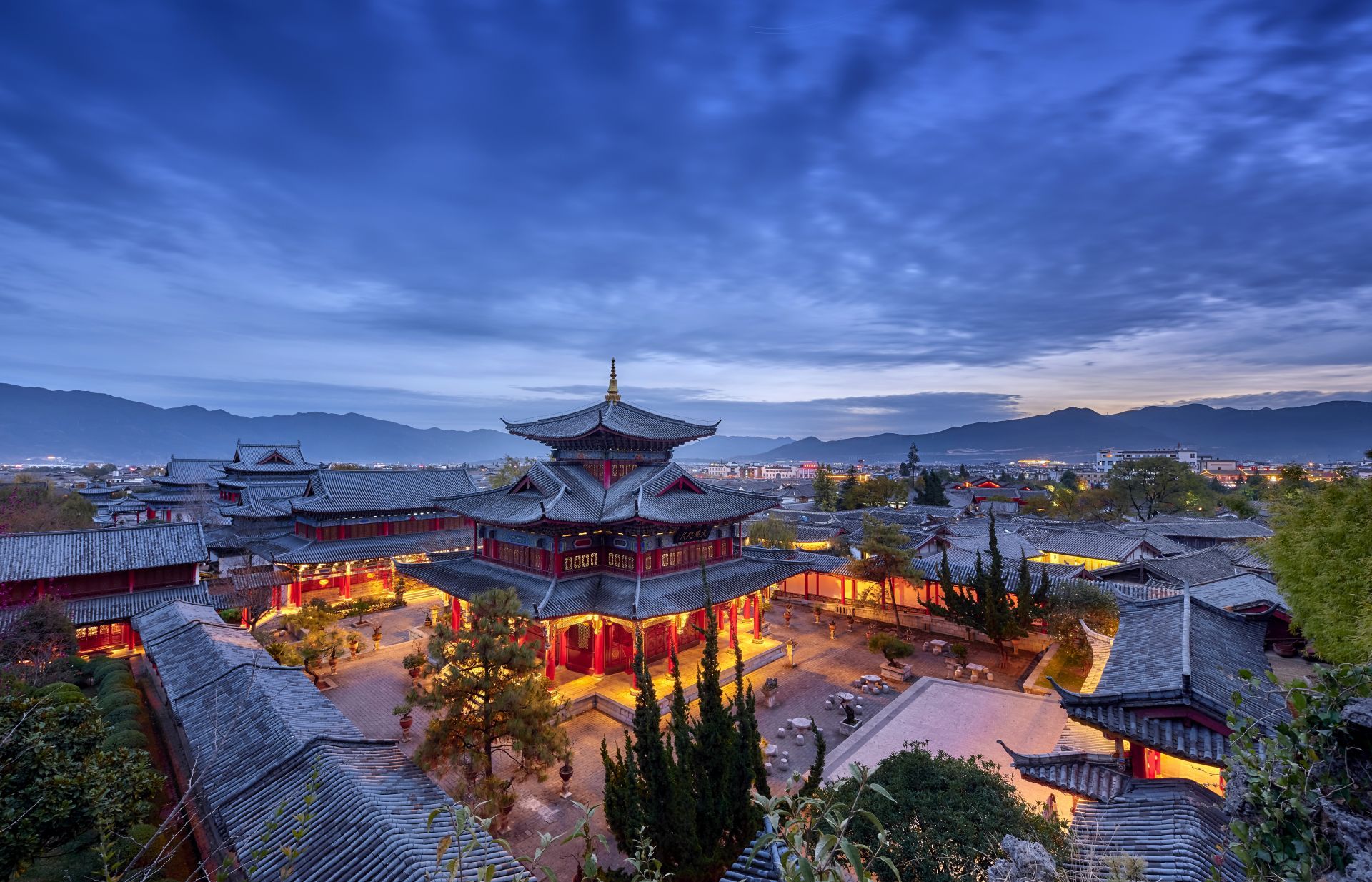 游览中国著名古镇：迷人的古朴之旅